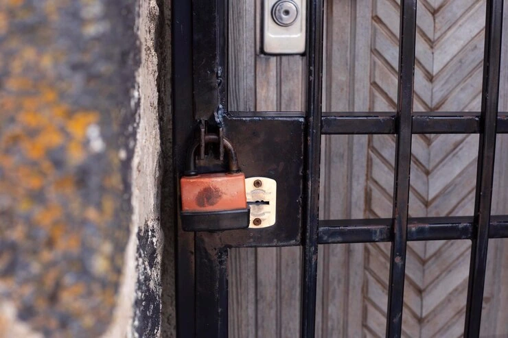 En lås på døren lås på døren til et gammelt våningshus